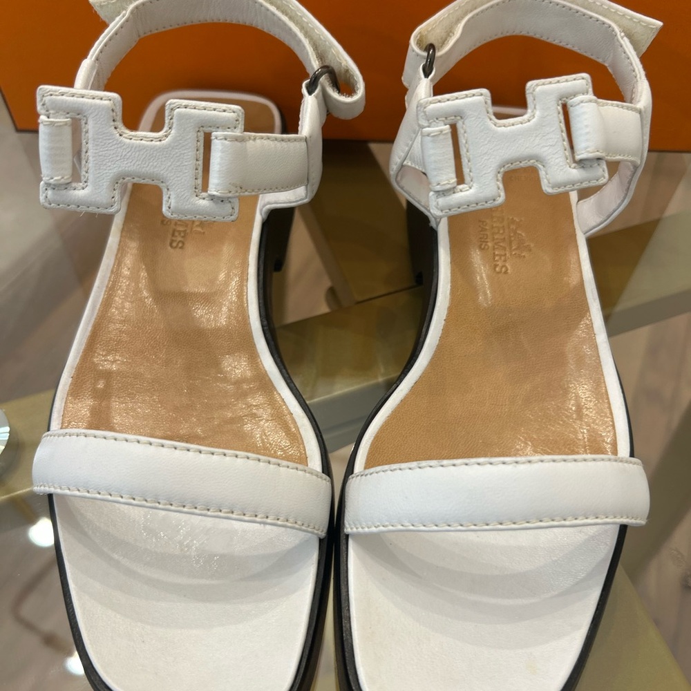 Hermes Elegant White Sandals for Women - Picture 4 of 4